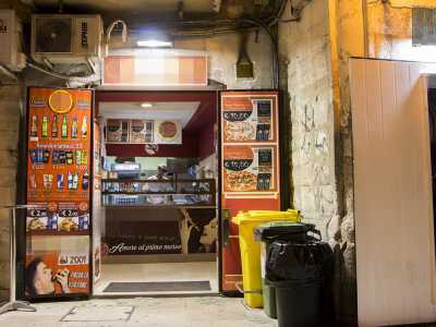 E poi ecco due friggitorie che espongono enormi cartelli pubblicitari con foto di birre e patatine dai mille colori